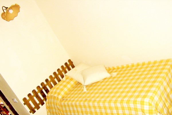 letto singolo stanza gialla